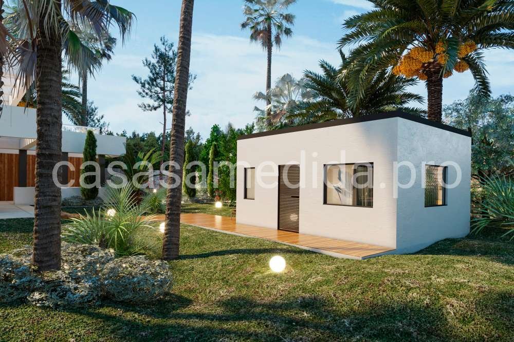 Módulo cúbico eficiente con fachada blanca y ventanas grandes.