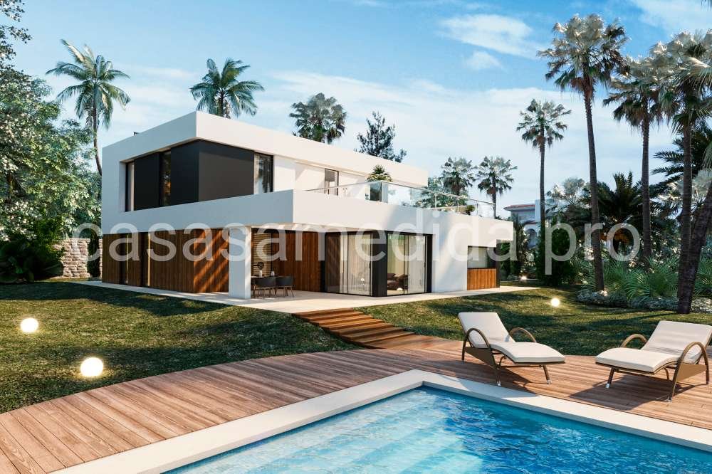 Casa prefabricada de dos planta y tejado plano. La casa tiene tres tipos de acabados revoco, madera y composite un acabado de ultima generación. Color predominante de la fachada es blanco. Los ventanales grandes y barandilla de cristal templado añade a la casa un toque muy moderno.