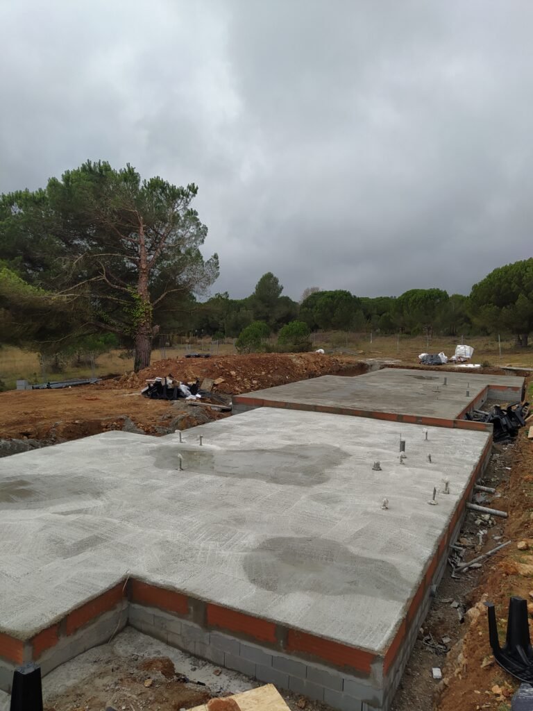 Losa ventilada hormigonada y nivelada como base de vivienda unifamiliar.