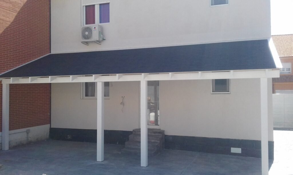 Porche exterior cubierto en casa prefabricada con estructura de madera y tejado inclinado