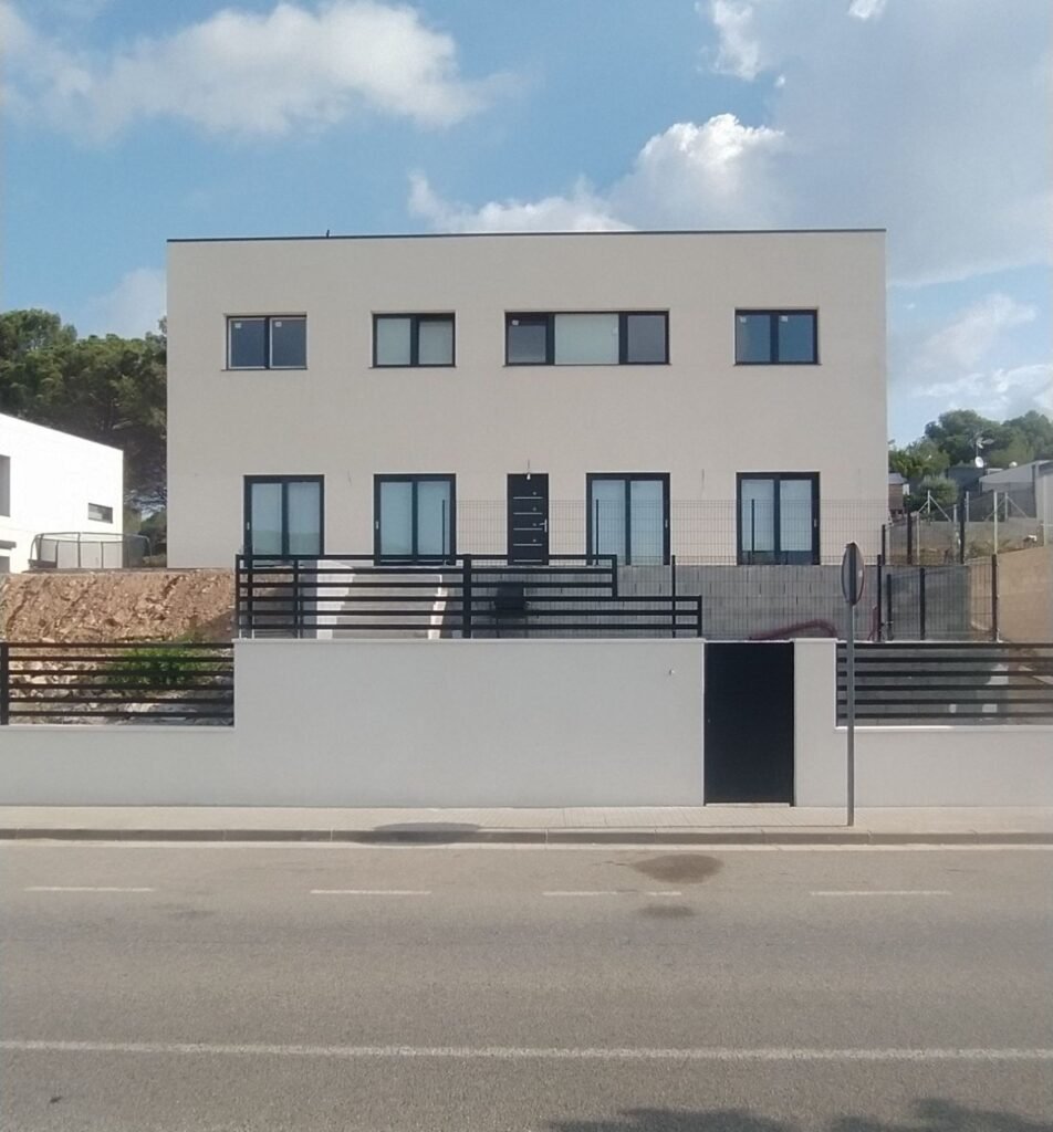 Fachada frontal de casa prefabricada moderna de 200m2 en Begues de dos plantas