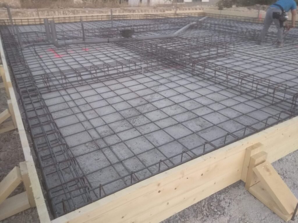 Armado de losa con mallazo y ferralla para casa prefabricada