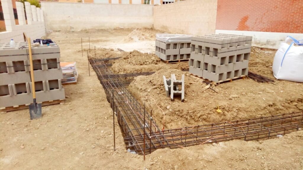 Armado de zapatas con ferralla para cimentación de casa prefabricada en Yuncos