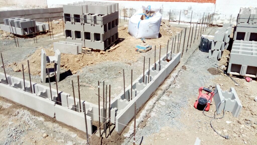 Arranque de muros de cimentación para casa prefabricada en Yuncos