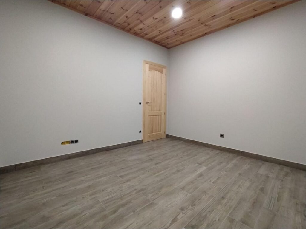 Habitación de casa prefabricada de 120m2 con techo de madera en Santa Coloma de Queralt