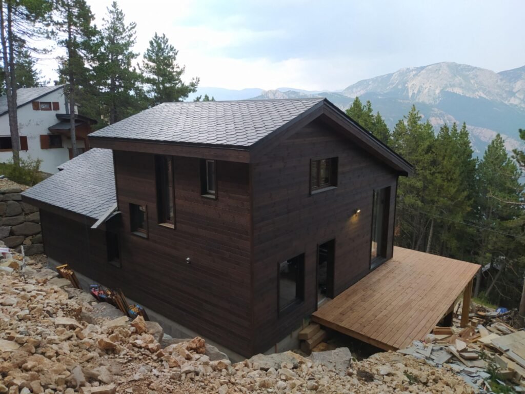 Casa prefabricada de madera en Port del Comte con vistas a la montaña