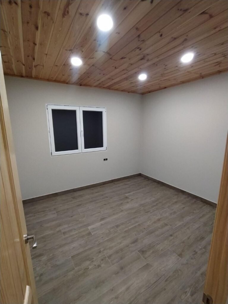 Dormitorio de casa prefabricada de 120m2 con techo de madera en Santa Coloma de Queralt