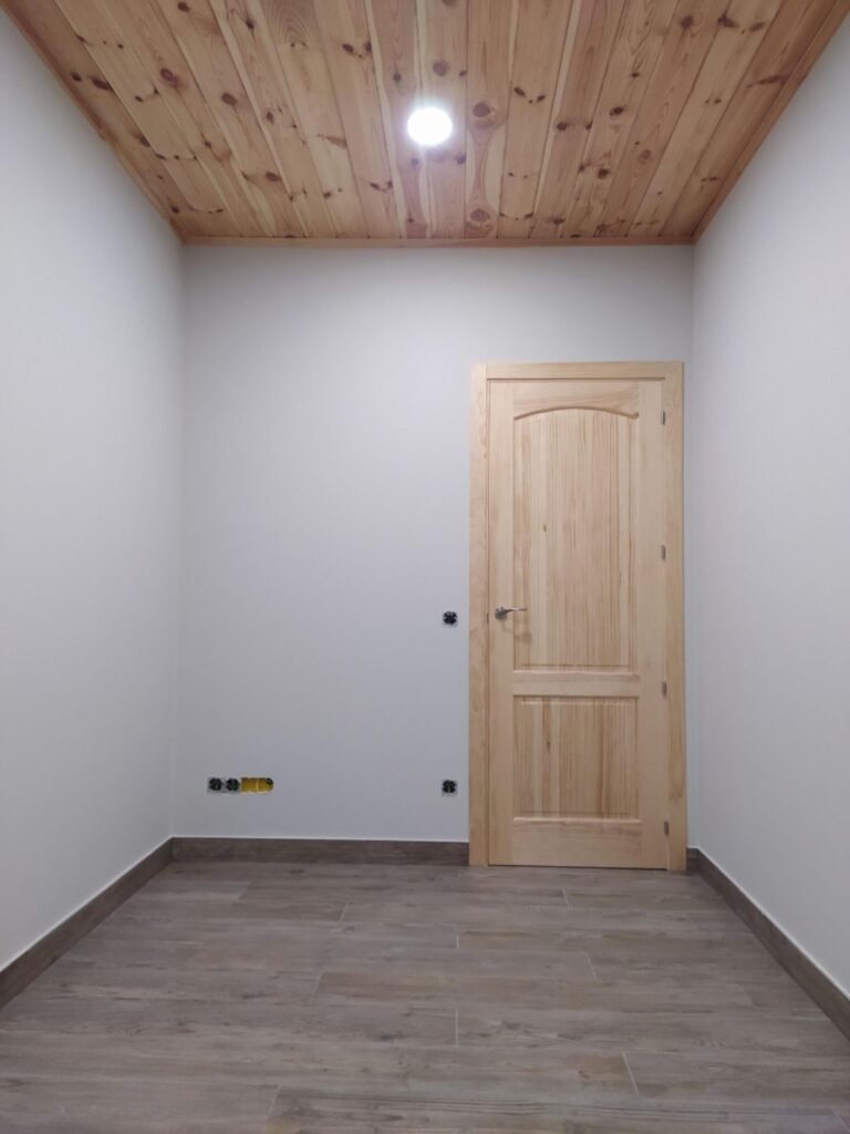 Habitación vacía de casa prefabricada de 120m2 con techo de madera en Santa Coloma de Queralt