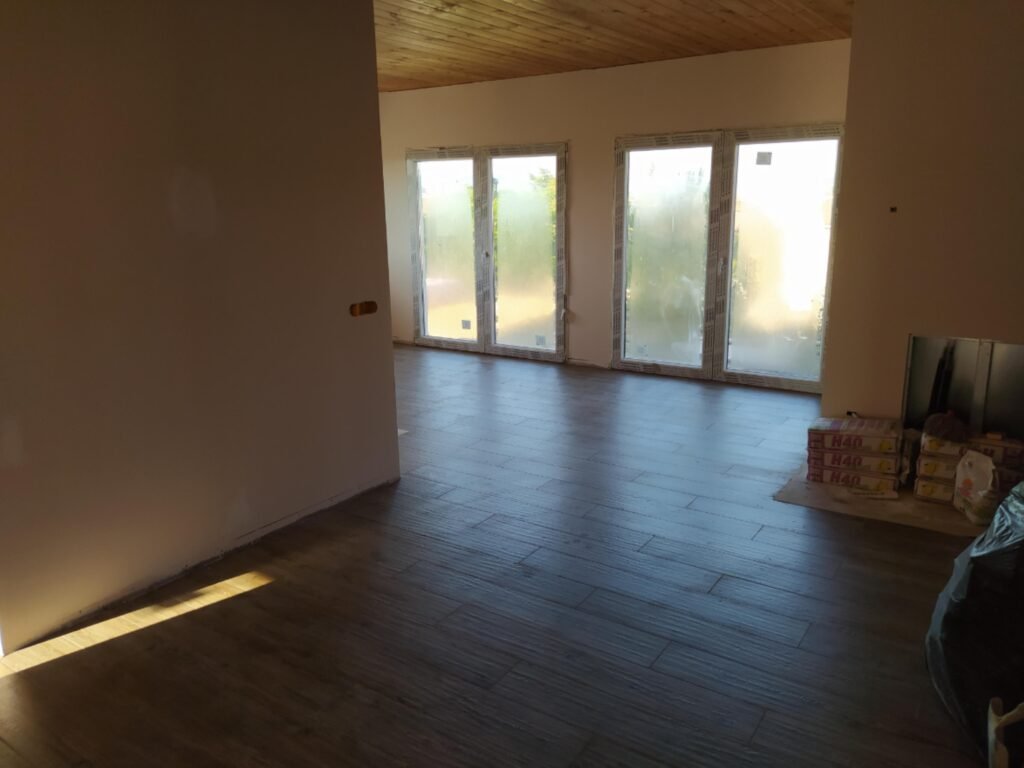 Salón diáfano de casa prefabricada de 120m2 con grandes ventanales en Santa Coloma de Queralt
