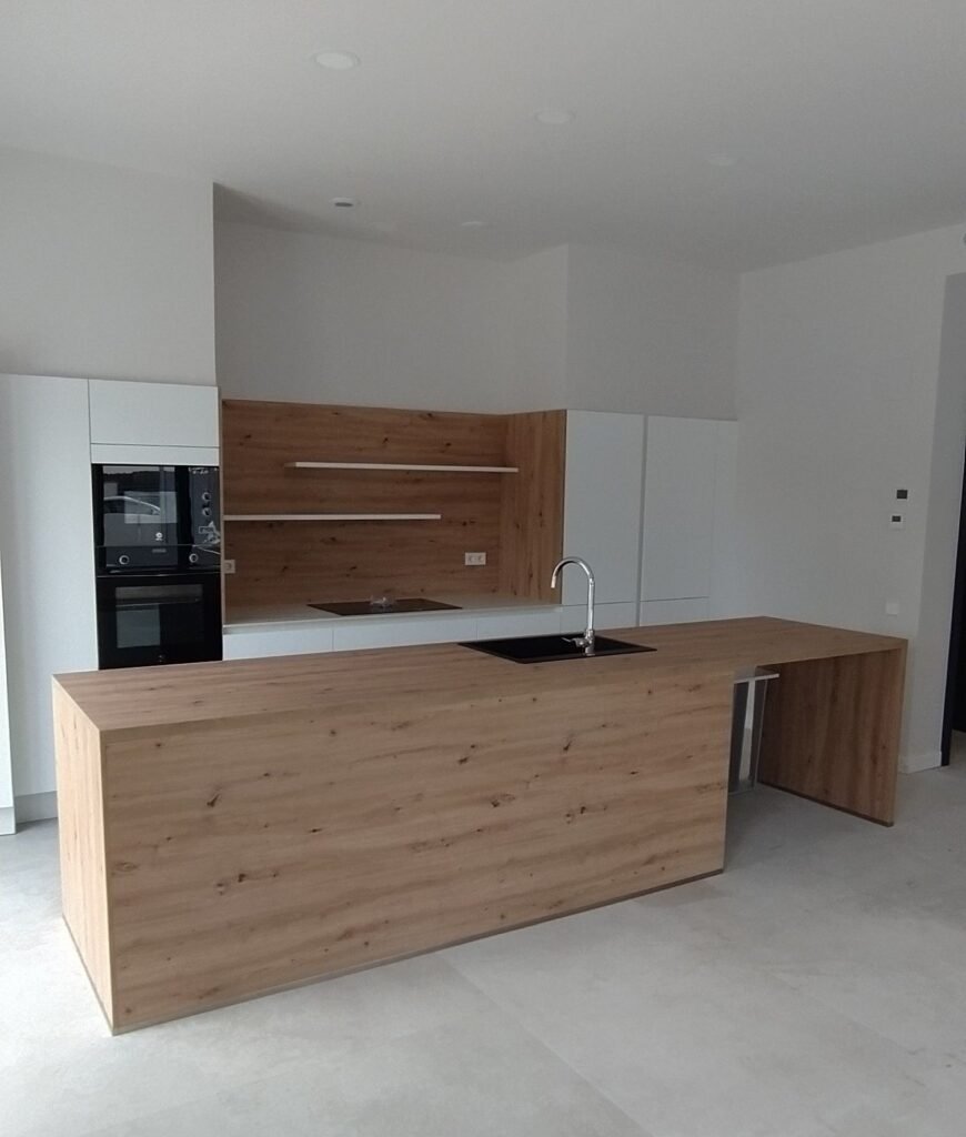 Cocina moderna con isla de madera y fregadero en casa prefabricada