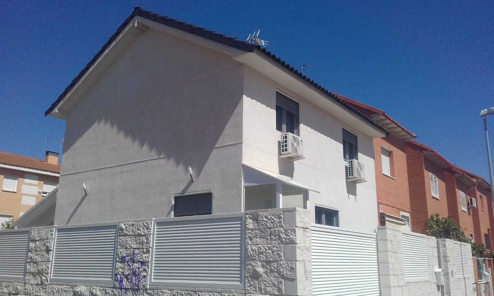 Casa prefabricada terminada en Toledo con fachada exterior y cerramiento