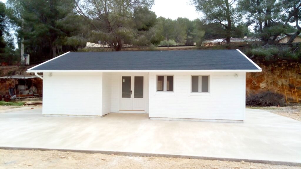 Exterior de casa prefabricada rústica de madera de 70m2 en Sagunto