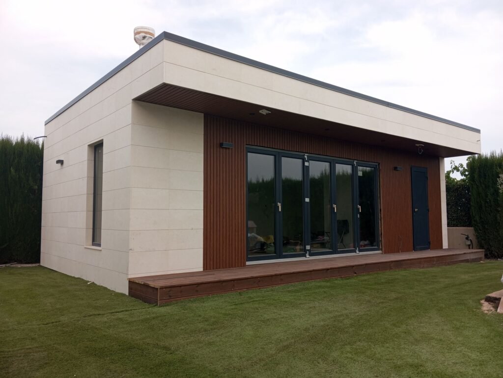 Casa prefabricada moderna construida por casasamedida.pro para maderania.es con acabados de alta calidad