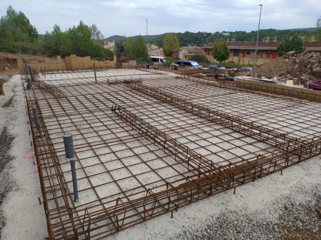 Armado de ferralla en losa de cimentación para casa prefabricada en Begues