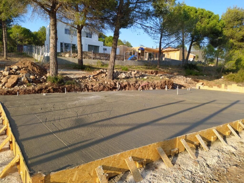 Cimentación con losa hormigonada para casa prefabricada en Begues