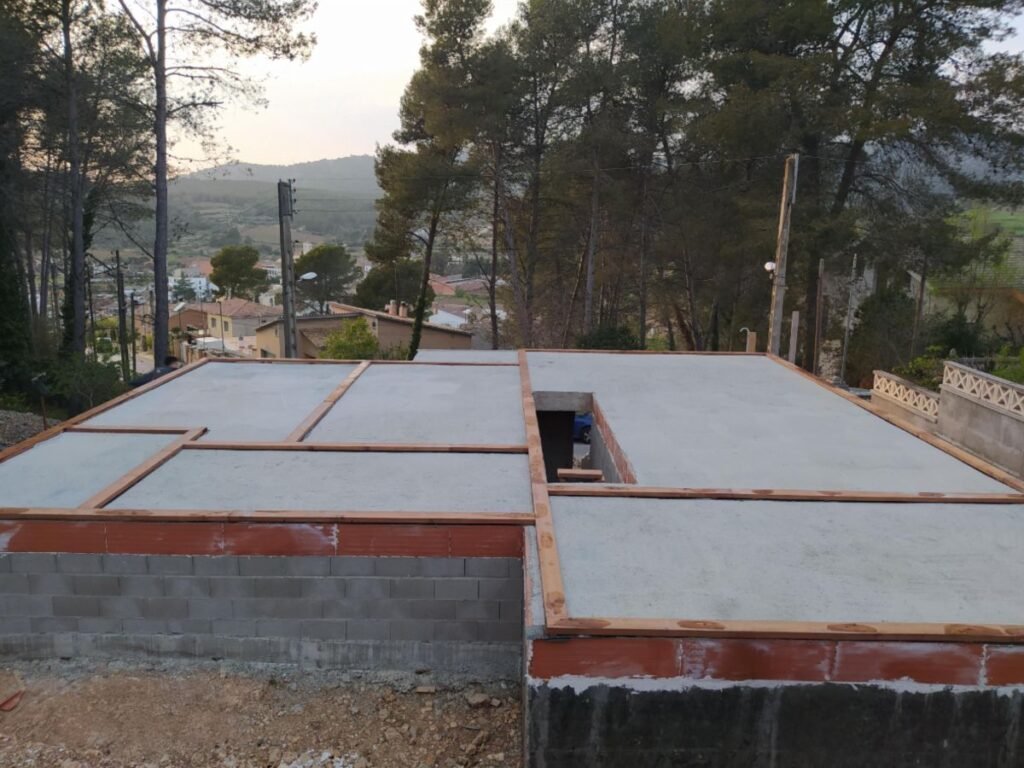 Cimentación terminada con forjado sanitario para casa prefabricada en Olesa de Bonesvalls
