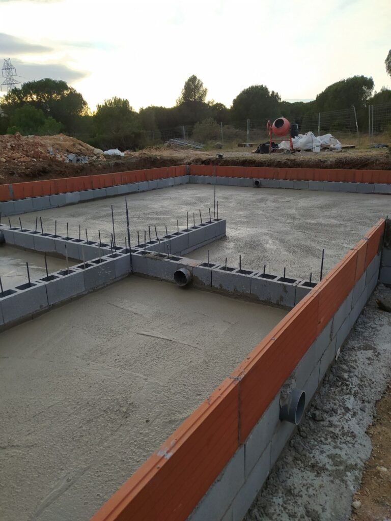 Zapatas encofradas en cimentación para casa prefabricada en Begues