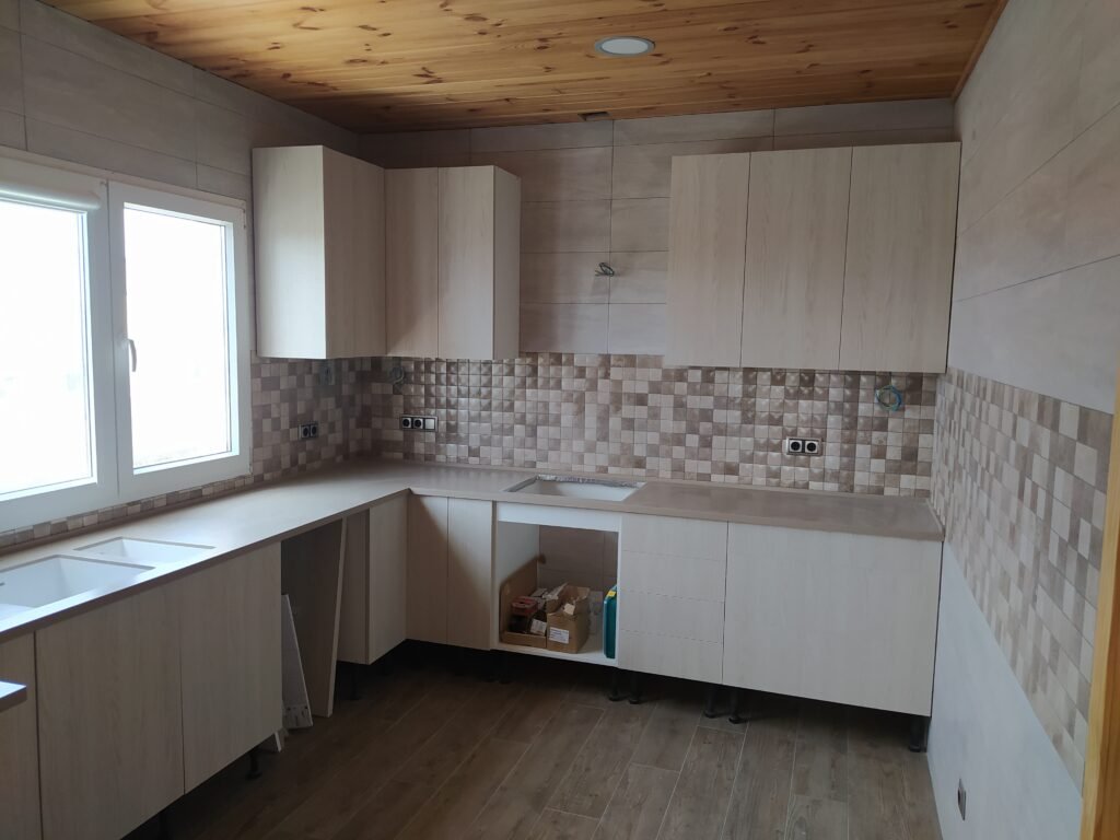 Cocina moderna de casa prefabricada de 120m2 con techo de madera en Santa Coloma de Queralt