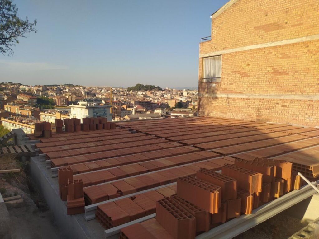 Colocación de bovedillas para forjado de casa prefabricada en Manresa