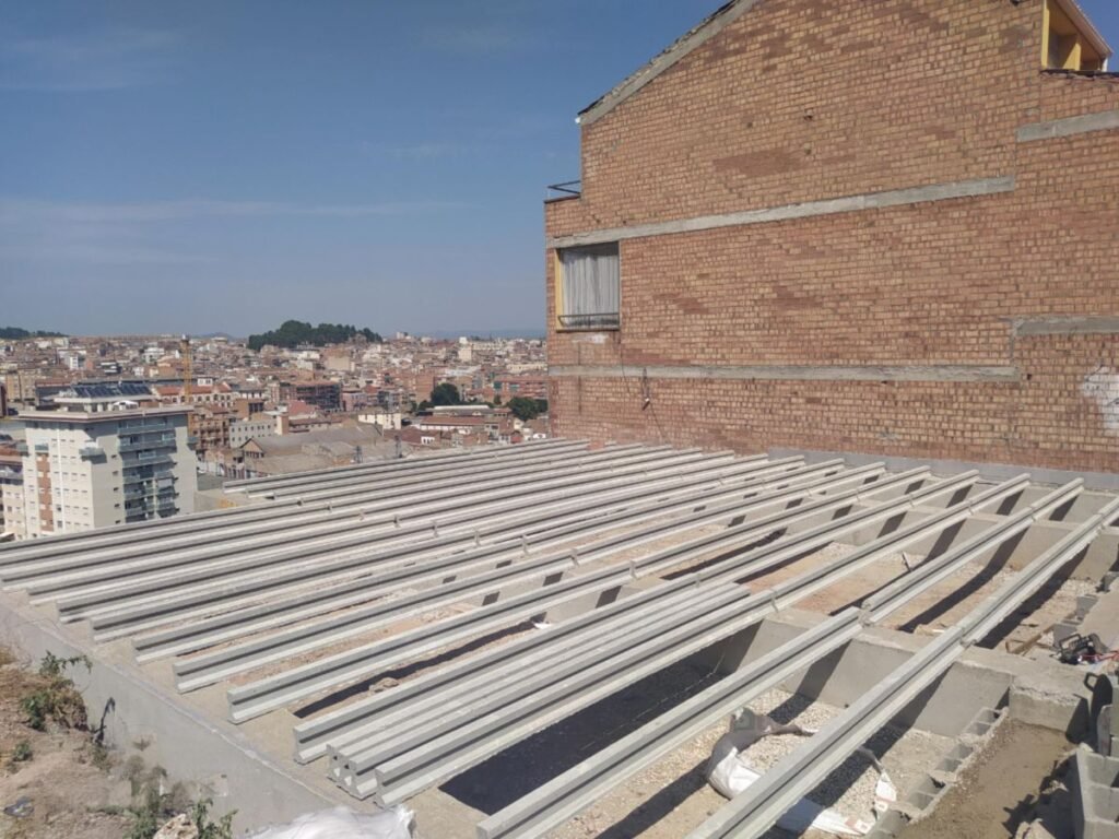 Colocación de viguetas para forjado en casa prefabricada en Manresa