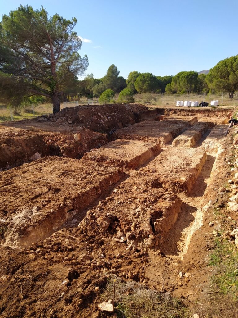 Excavación de zanjas para cimentación de casa prefabricada en Begues