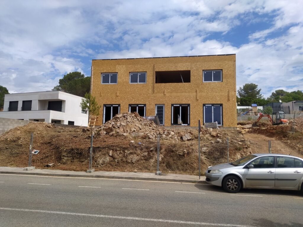 Estructura de casa prefabricada de dos plantas con paneles OSB montada en obra