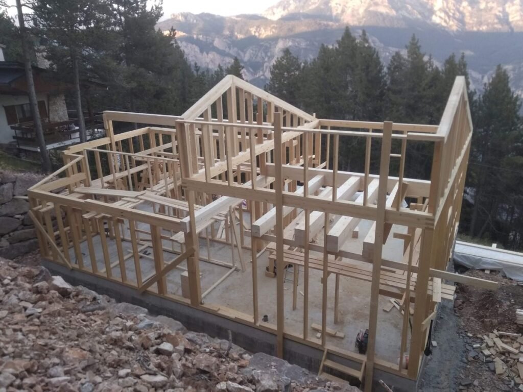 Estructura ligera de madera de casa prefabricada en montaje en Port del Comte sobre cimentación