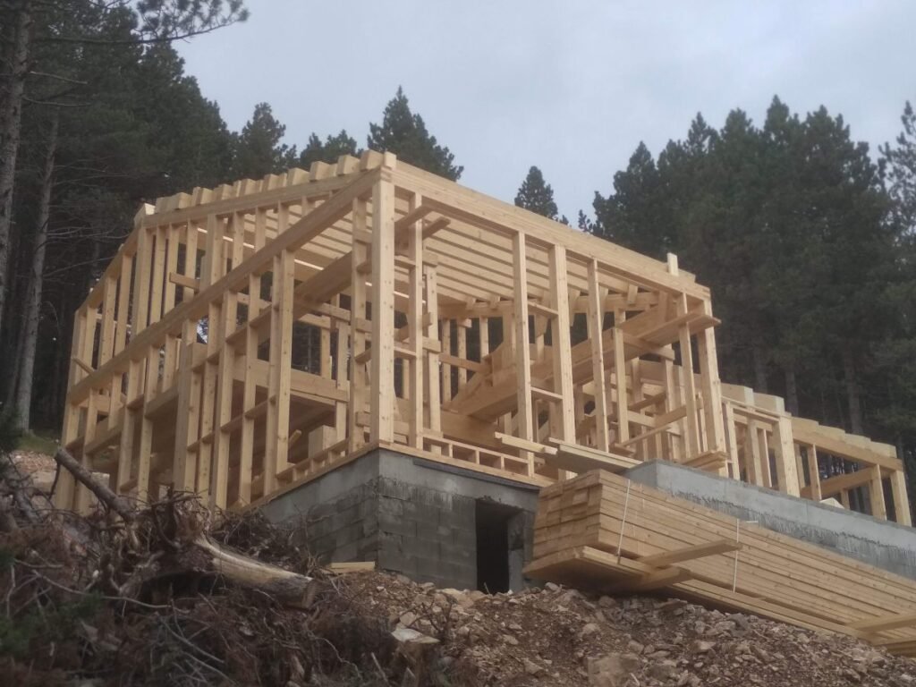 Estructura de madera de casa prefabricada en Port del Comte durante el montaje avanzado en obra