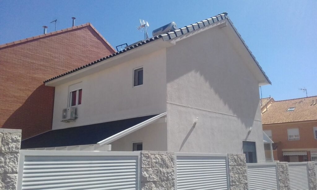 Fachada exterior de casa prefabricada de dos plantas terminada con acabado SATE y alta eficiencia energética