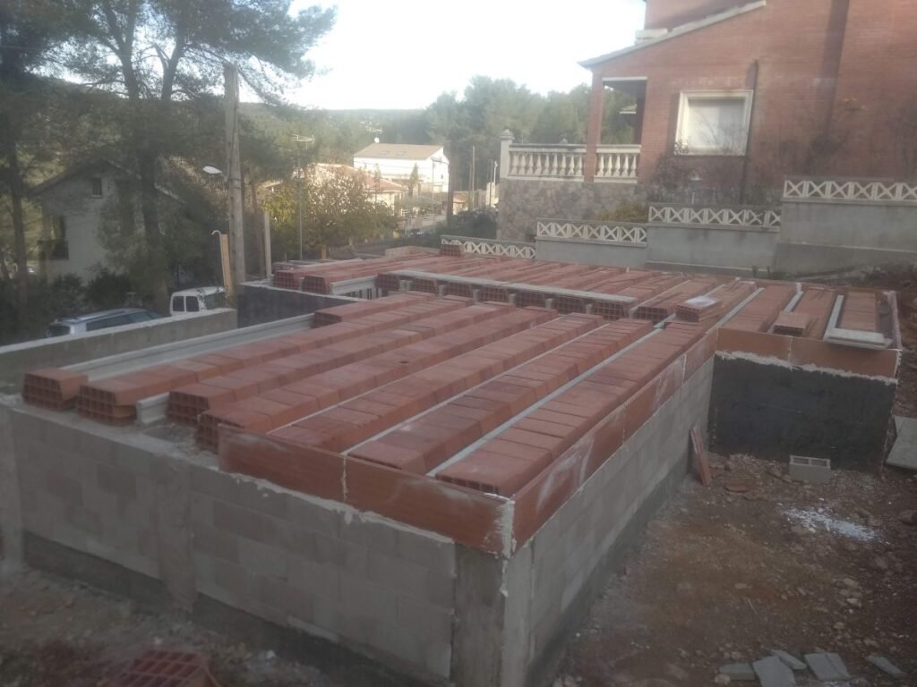 Colocación de bovedillas para forjado sanitario en cimentación de casa prefabricada en Bonavalls