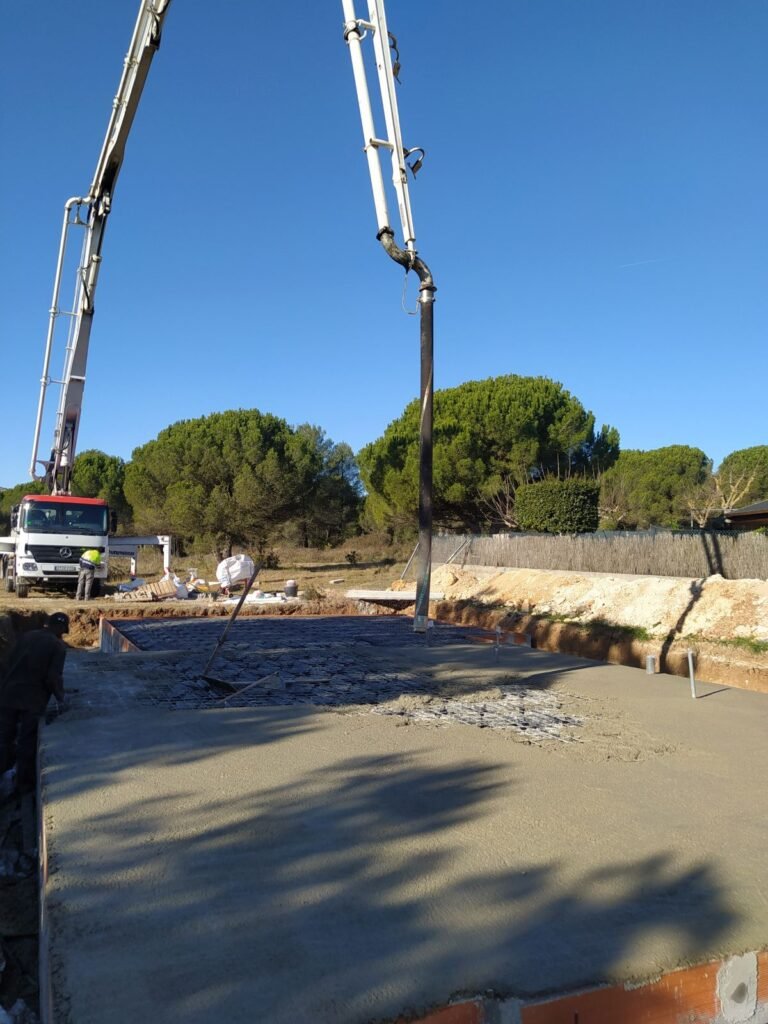 Hormigonado de losa de cimentación para casa prefabricada en Begues