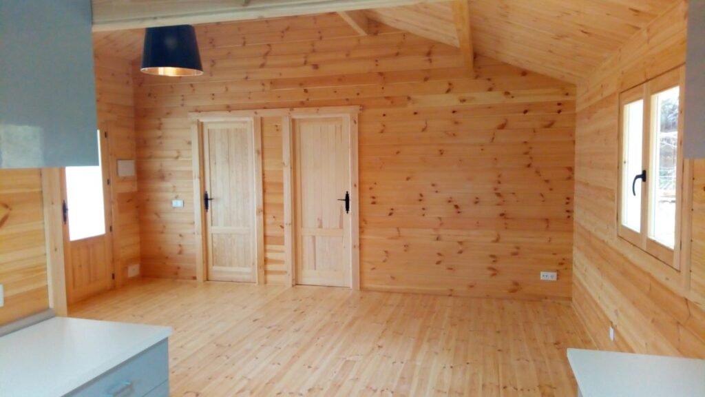Interior de casa prefabricada rústica de madera de 70m2 en Sagunto con acceso a habitaciones
