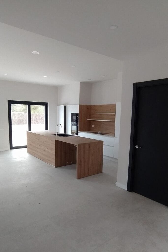 Cocina moderna con isla en interior de casa prefabricada