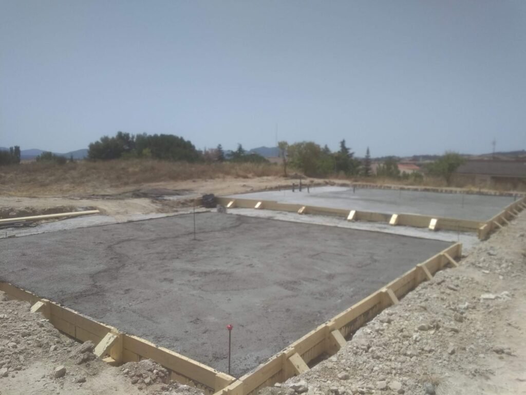 Losa de cimentación hormigonada para casa prefabricada con encofrado perimetral en Queralt