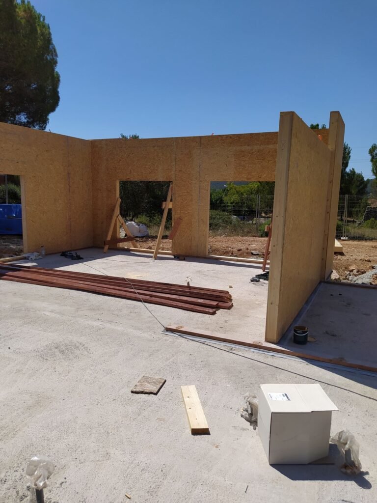 Montaje de paneles y paredes de casa prefabricada de madera en Port del Comte sobre losa de cimentación