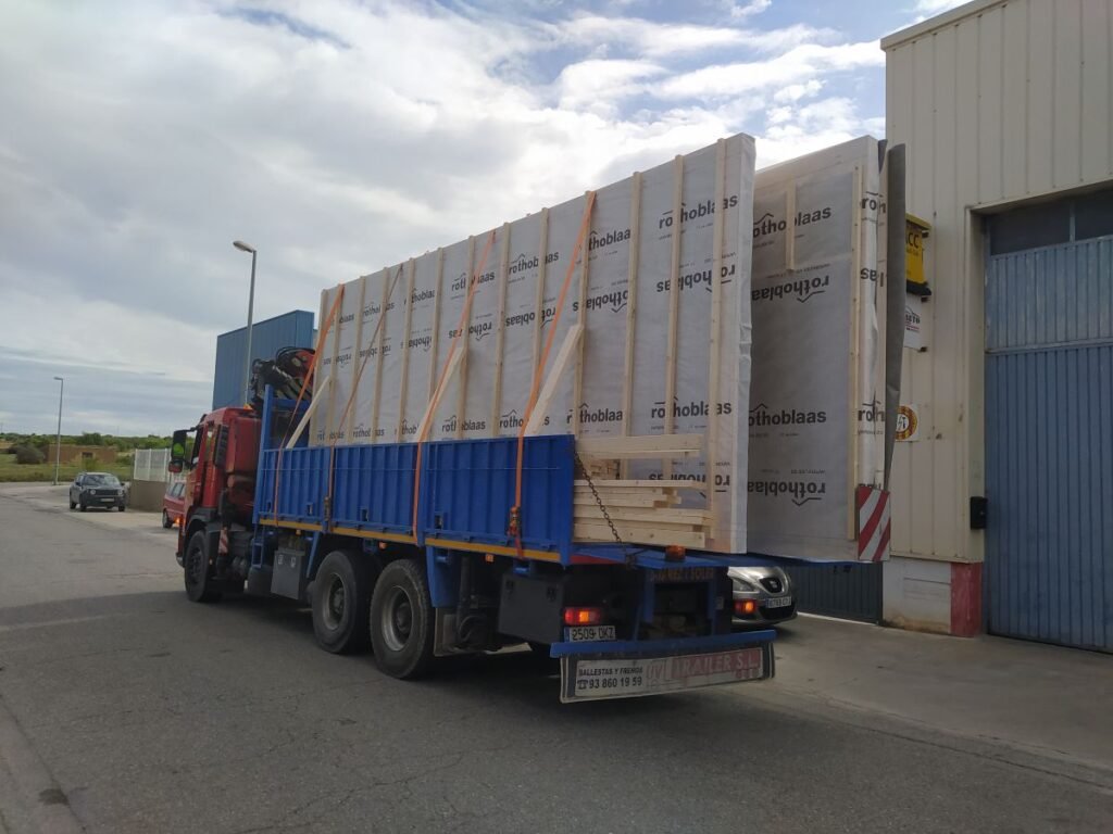 Transporte en camión de paneles prefabricados para montaje de casa eficiente y rápida en Begues