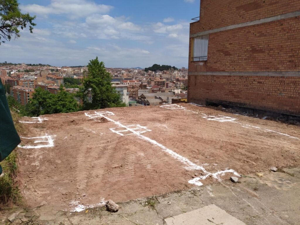 Replanteo y marcado del terreno para cimentación de casa prefabricada en Manresa