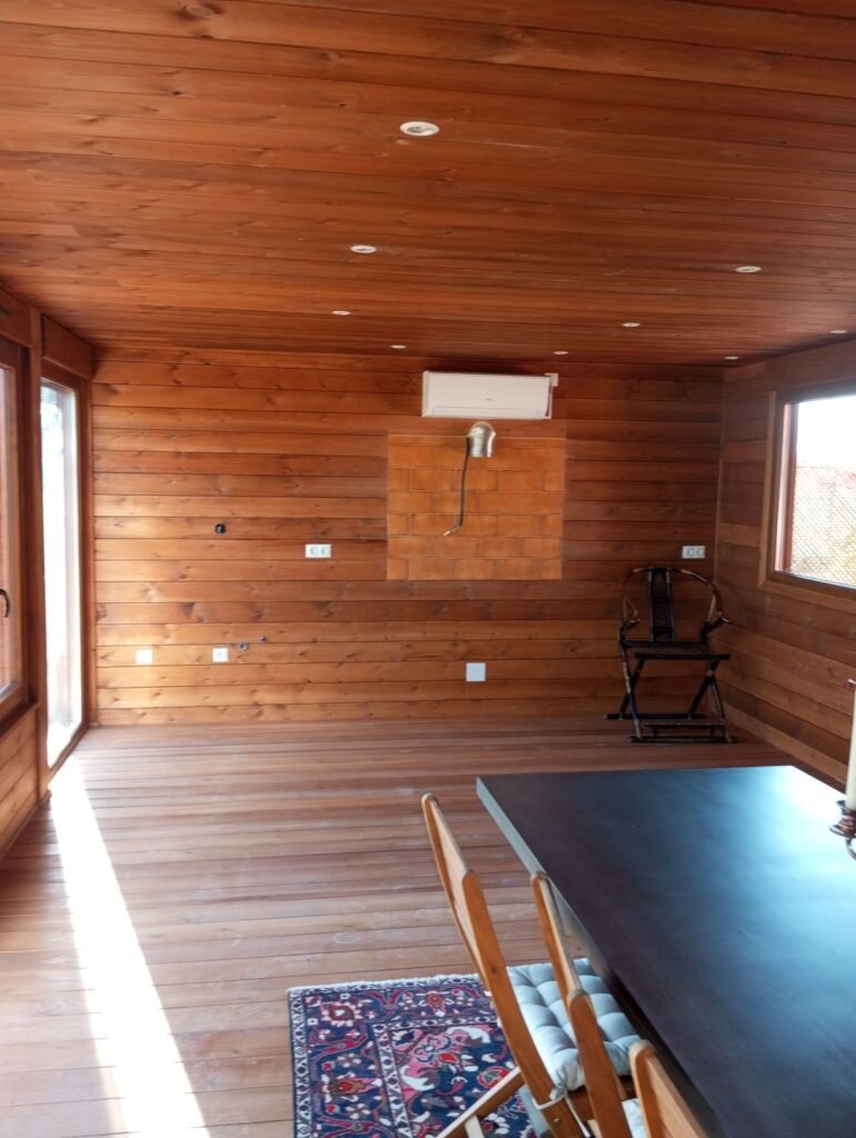 Salón comedor diáfano de casa prefabricada de madera en Murcia con diseño moderno y amplio espacio interior