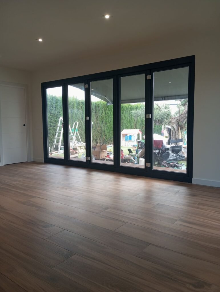 Salón interior de casa prefabricada construida por casasamedida.pro para el cliente maderania.es.