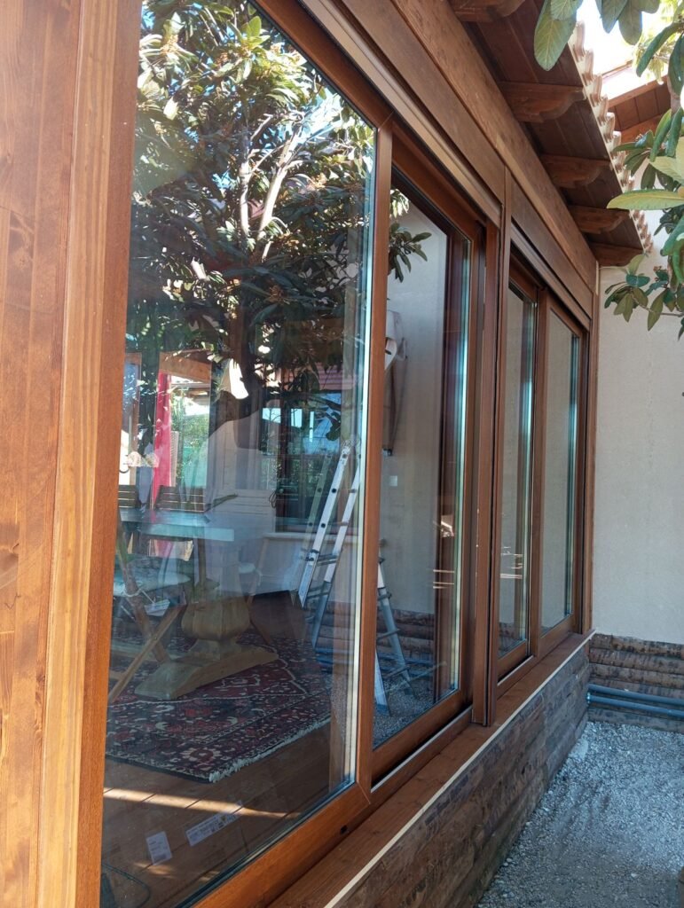 Ventanales exteriores con carpintería de madera en casa prefabricada construida en Murcia con acabados de alta calidad