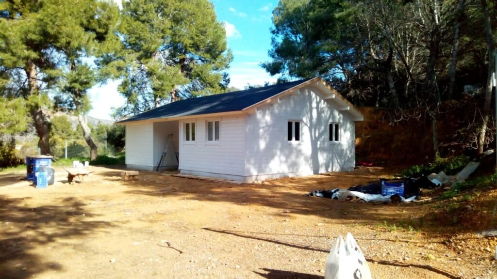 Vista general de casa prefabricada rústica de madera de 70m2 en Sagunto