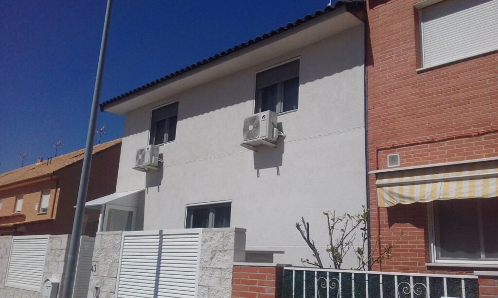 Fachada exterior de casa prefabricada terminada con aislamiento y acabados modernos